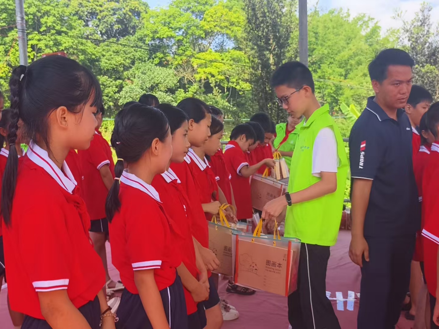 关爱儿童 欢度六一  高州市巾帼志愿者携手爱心企业走进古塘小学暖心慰问-15.jpg
