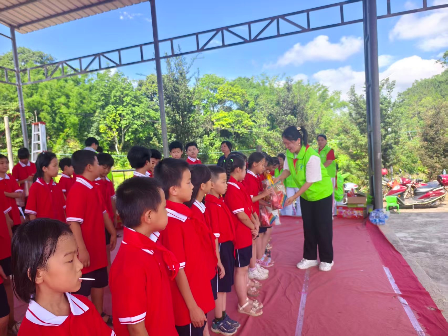 关爱儿童 欢度六一  高州市巾帼志愿者携手爱心企业走进古塘小学暖心慰问-14.jpg