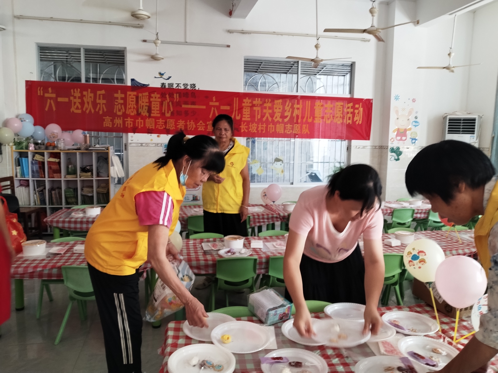 童趣六一！长坡巾帼志愿者带你玩转蛋糕DIY-3.jpg