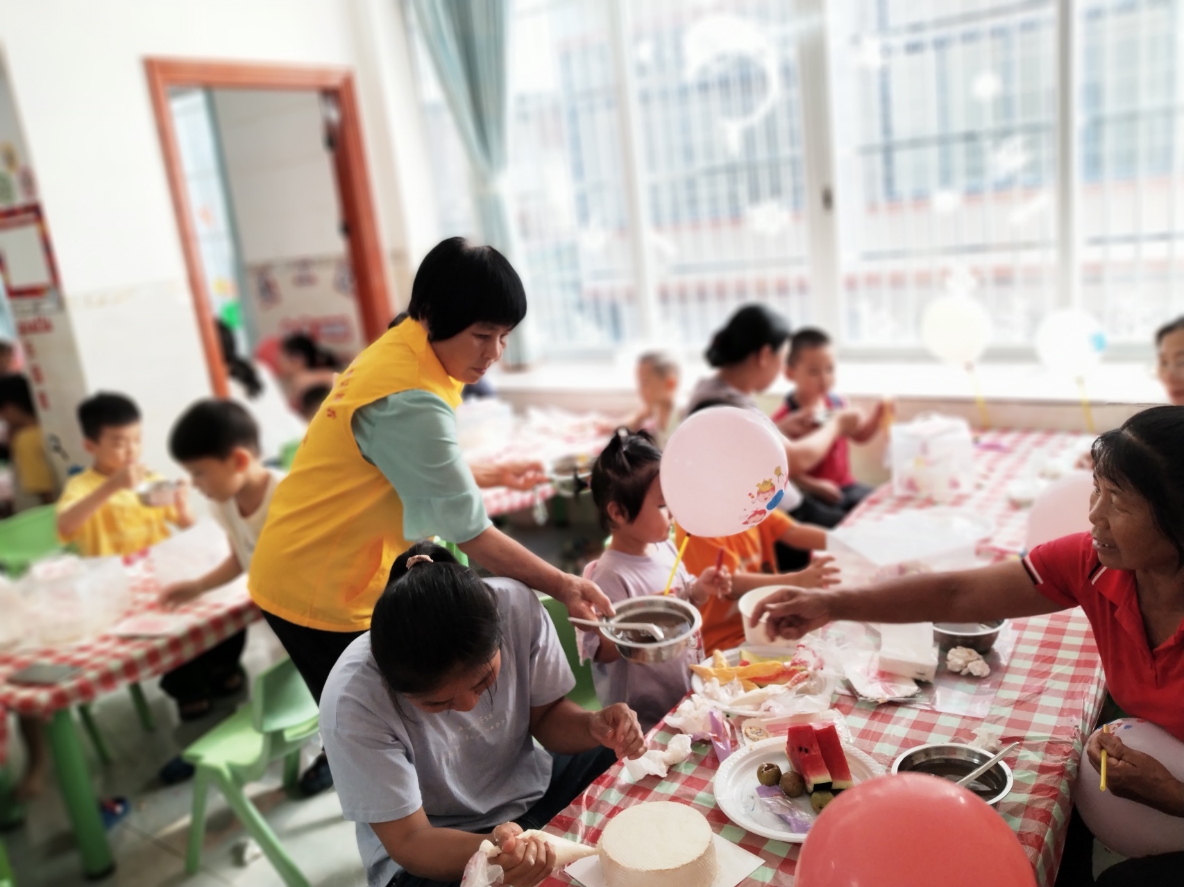 童趣六一！长坡巾帼志愿者带你玩转蛋糕DIY-5.jpg