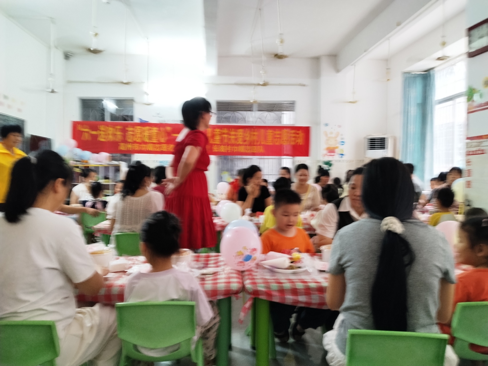 童趣六一！长坡巾帼志愿者带你玩转蛋糕DIY-4.jpg