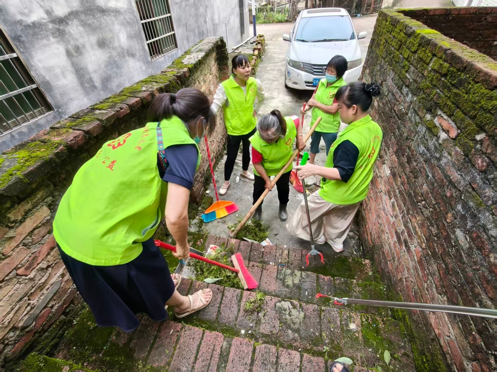 巩固创卫成果 整治市场环境！平山镇巾帼志愿队在行动-2.jpg