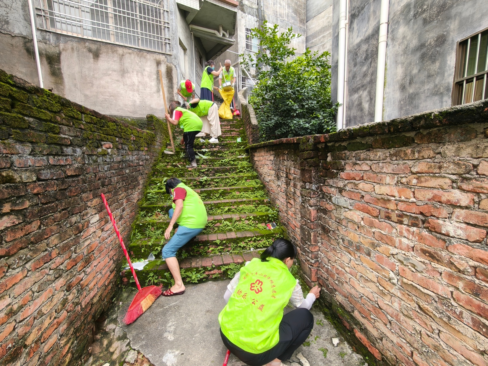 巩固创卫成果 整治市场环境！平山镇巾帼志愿队在行动-3.jpg
