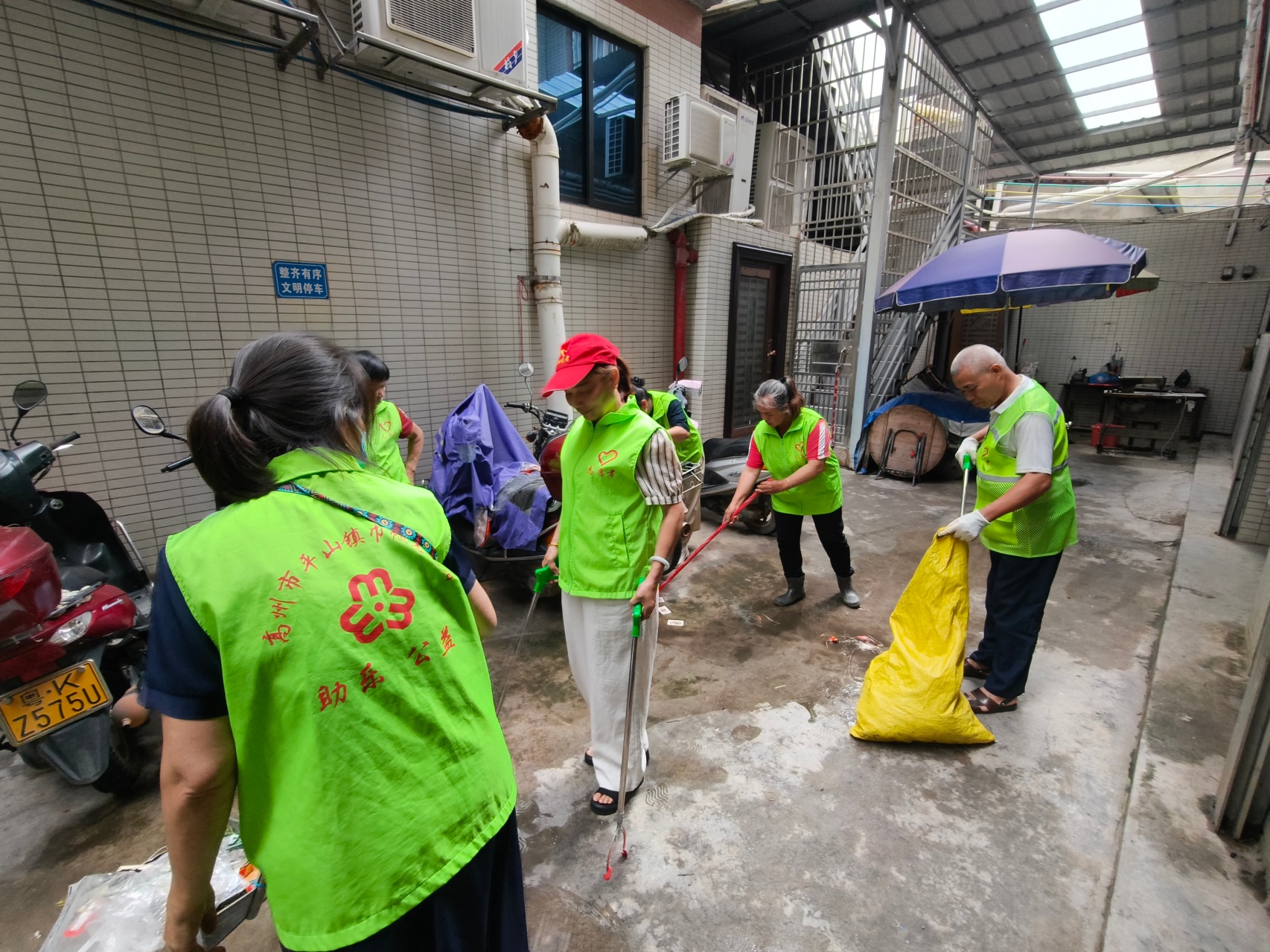 巩固创卫成果 整治市场环境！平山镇巾帼志愿队在行动-9.jpg