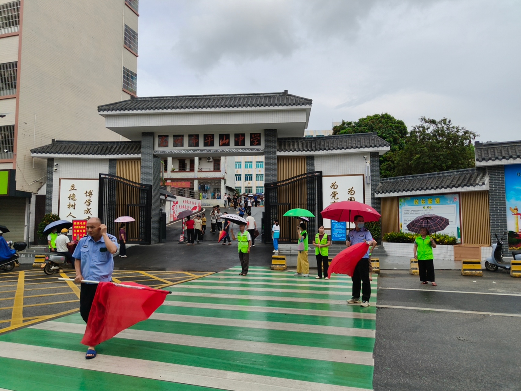 风雨护学岗，平安伴归途！平山镇巾帼志愿者开展安全护苗行动-3.jpg