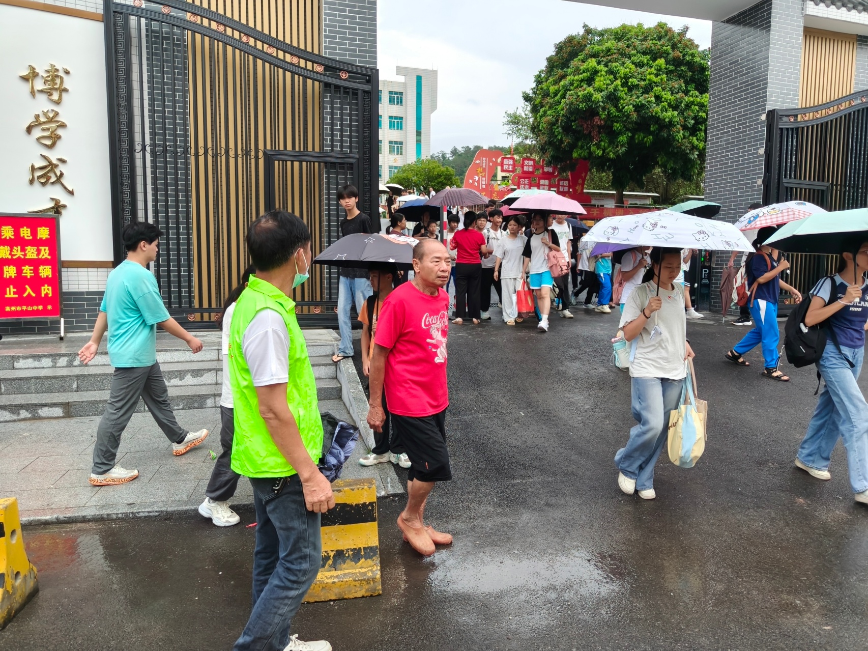 风雨护学岗，平安伴归途！平山镇巾帼志愿者开展安全护苗行动-6.jpg