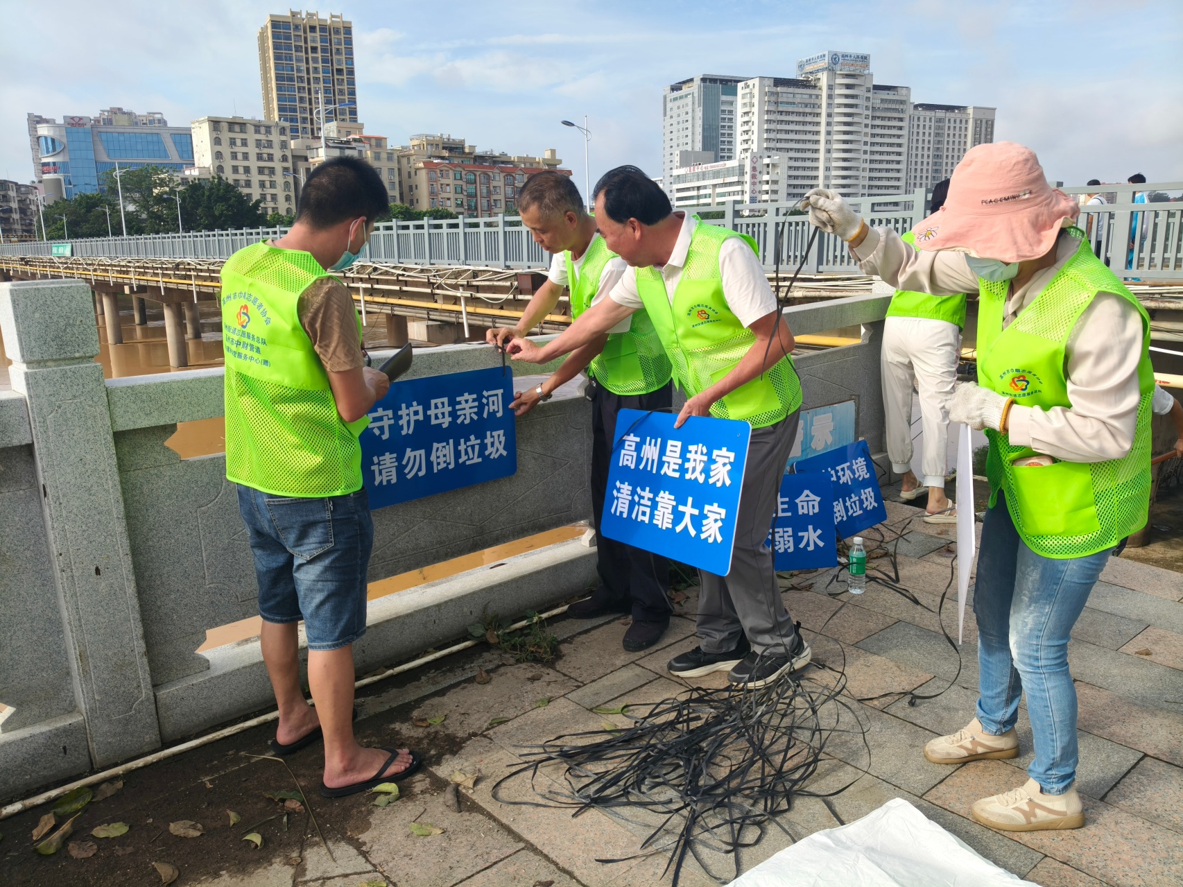 守护碧水清流，巾帼志愿在行动！高州市巾帼志愿者开展鉴江河堤清洁活动-2.jpg