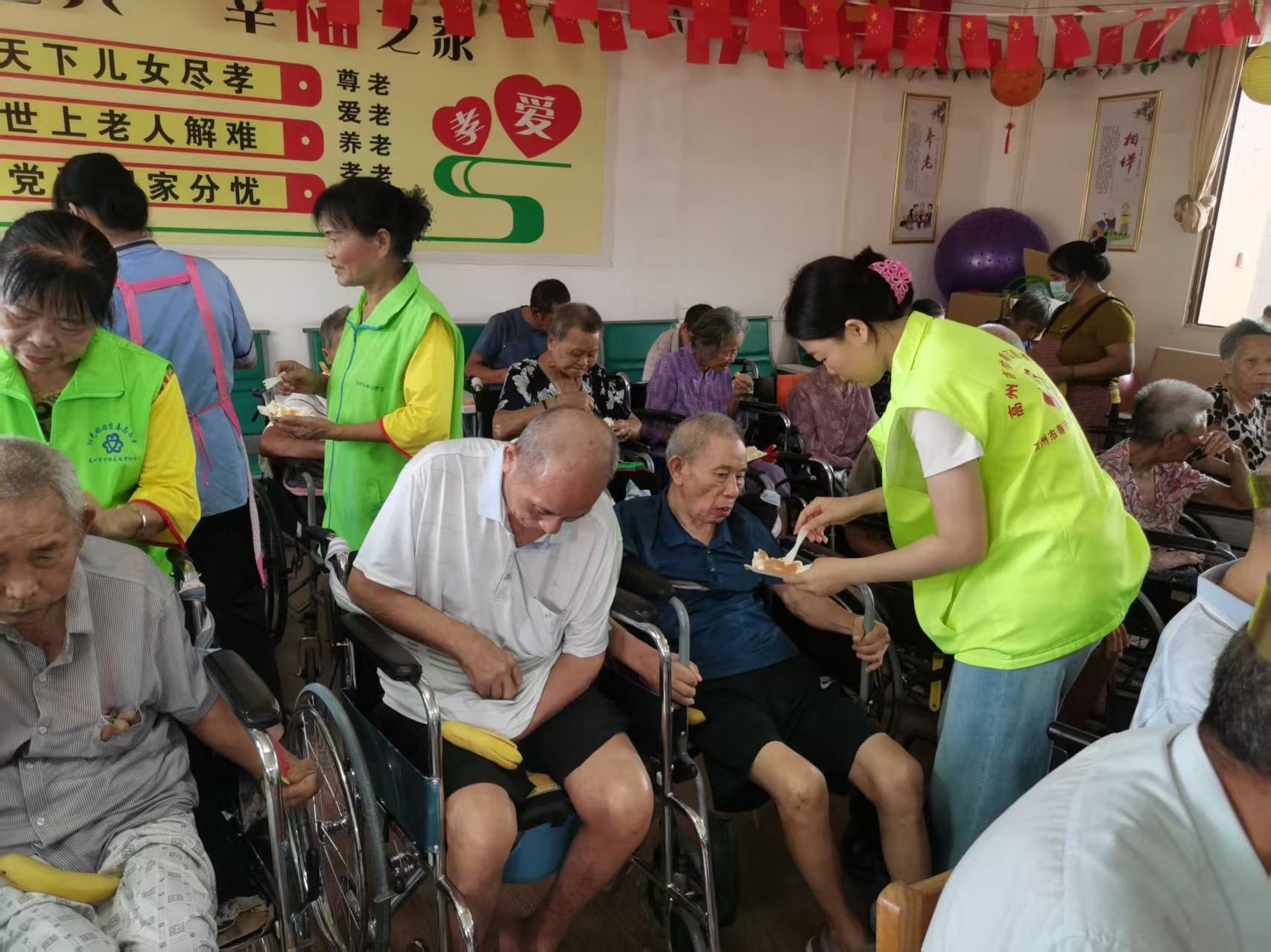 情暖父亲节，志愿敬夕阳！高州市巾帼志愿者走进为民养老院暖心陪伴长者-6.jpg