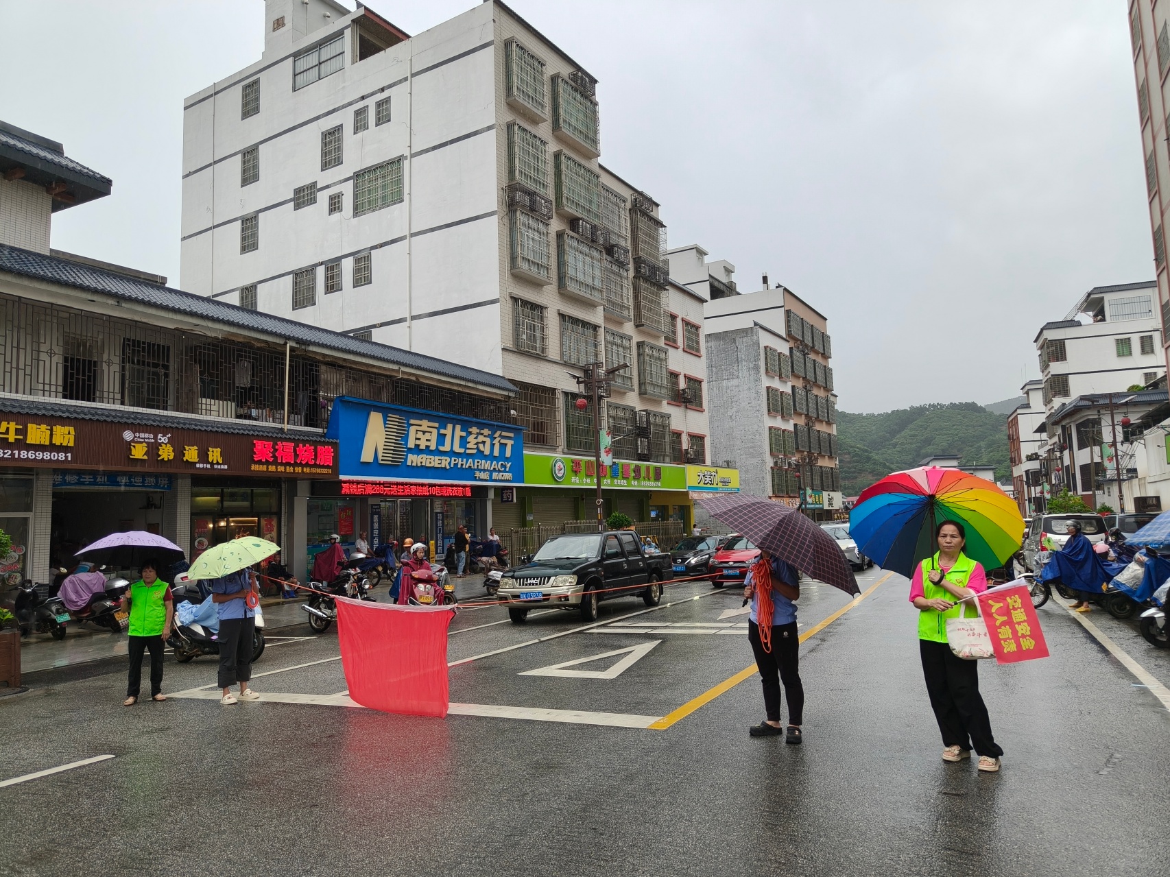 风雨坚守护学岗！平山镇巾帼志愿者雨中守护平安求学路-6.jpg