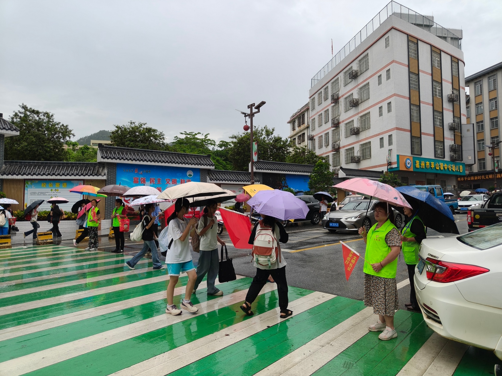 风雨坚守护学岗！平山镇巾帼志愿者雨中守护平安求学路-3.jpg