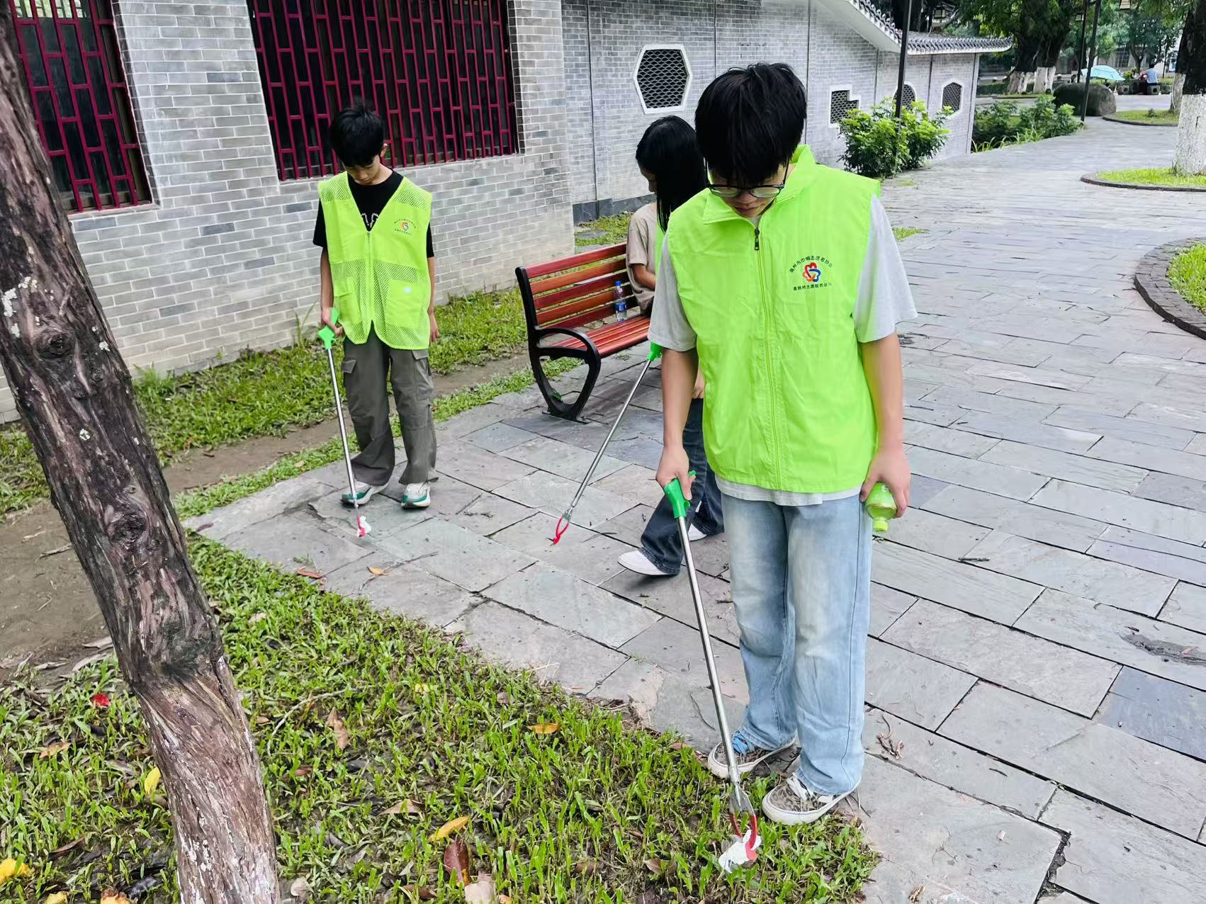 青年志愿齐动手 洁净公园焕新颜——喜鹊桥志愿服务总队开展潘州公园创卫保洁行动-4.jpg
