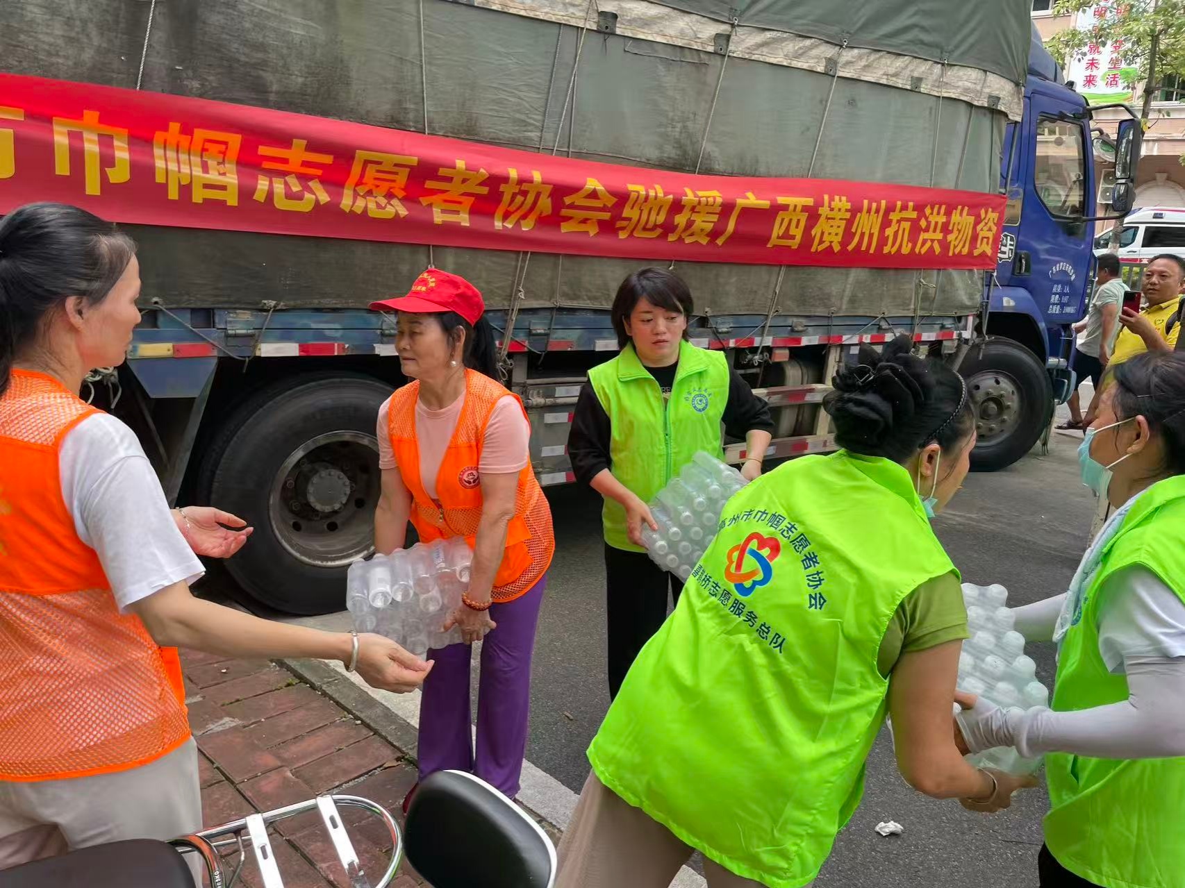 风雨同舟，驰援桂地！高州市巾帼志愿者协会爱心物资千里奔赴广西横州灾区-8.jpg