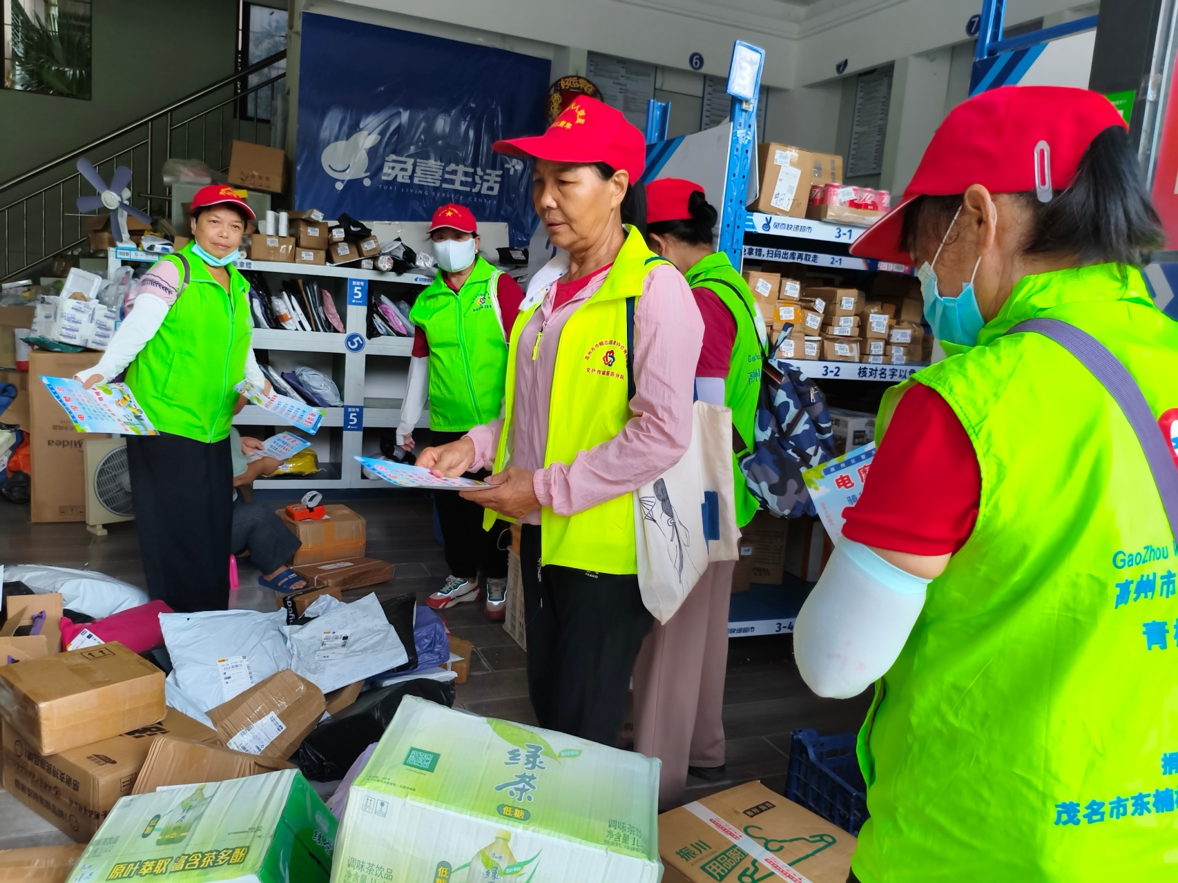 高温清整除隐患 志愿护航保平安｜南湖塘社区联合青松志愿服务总队开展爱国卫生行动-7.jpg