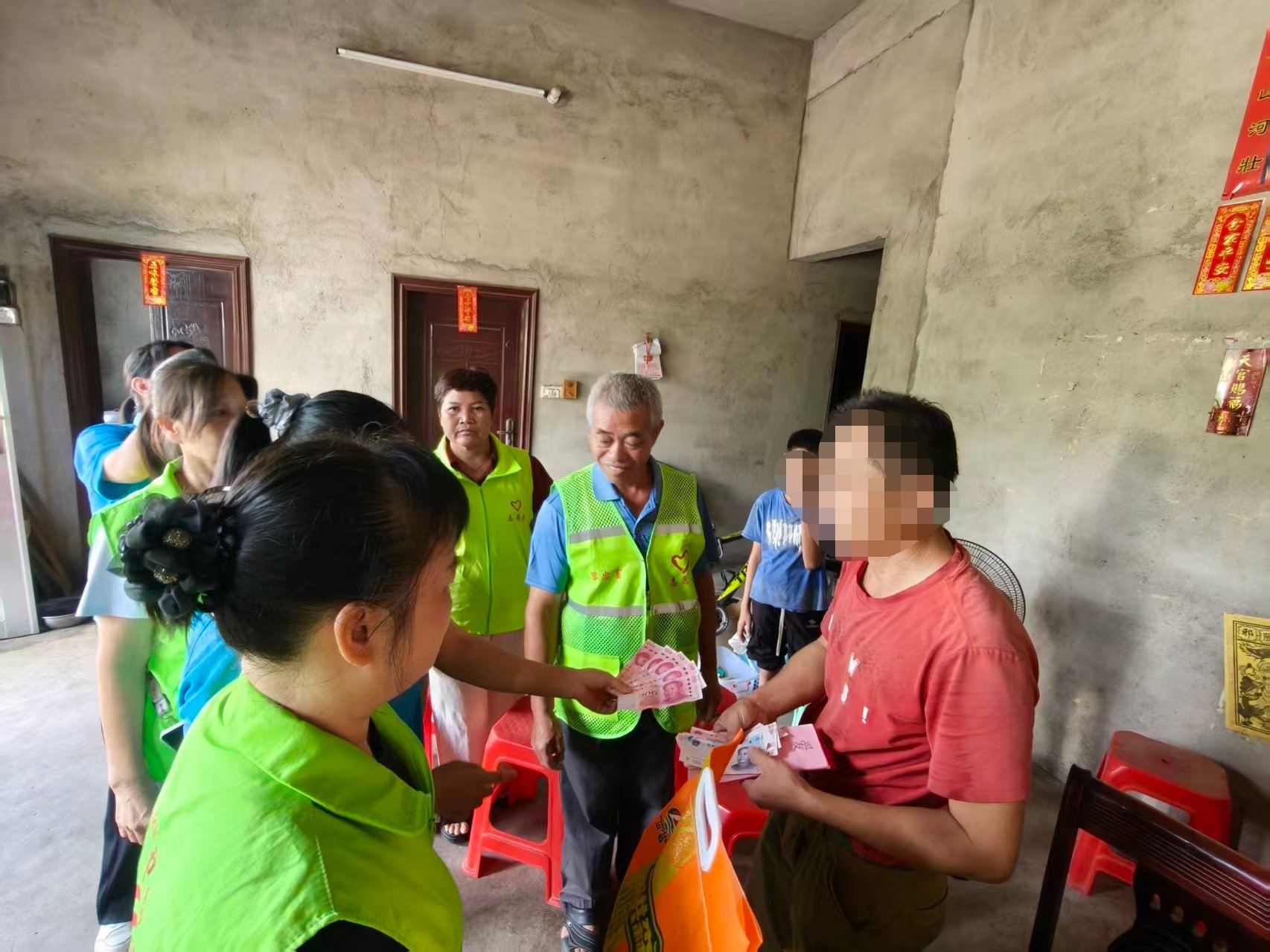 一方有难伸援手 志愿温情暖民心  —高州市平山镇巾帼志愿队为困境家庭送上爱心善款-7.jpg