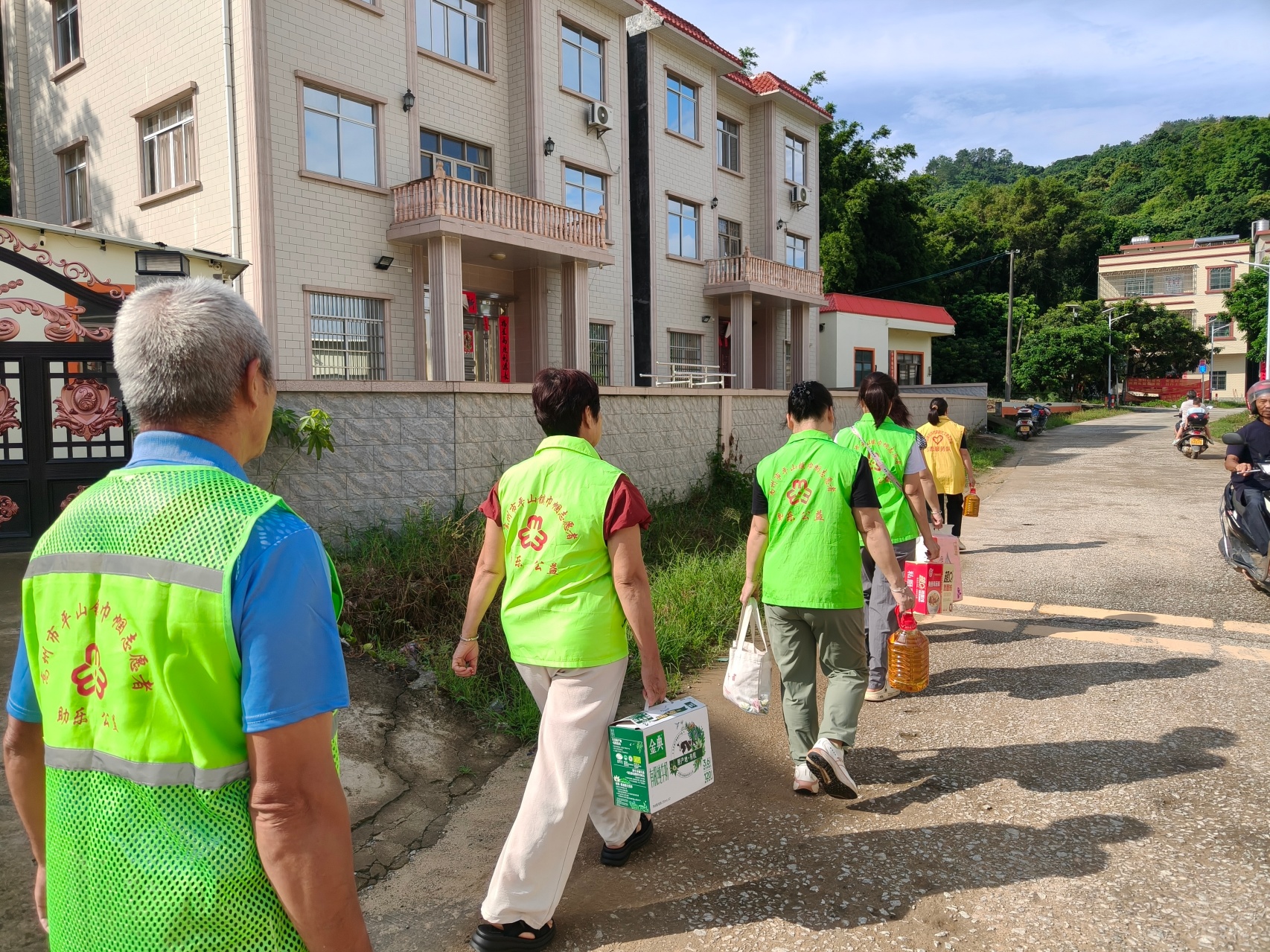 一方有难伸援手 志愿温情暖民心  —高州市平山镇巾帼志愿队为困境家庭送上爱心善款-2.jpg
