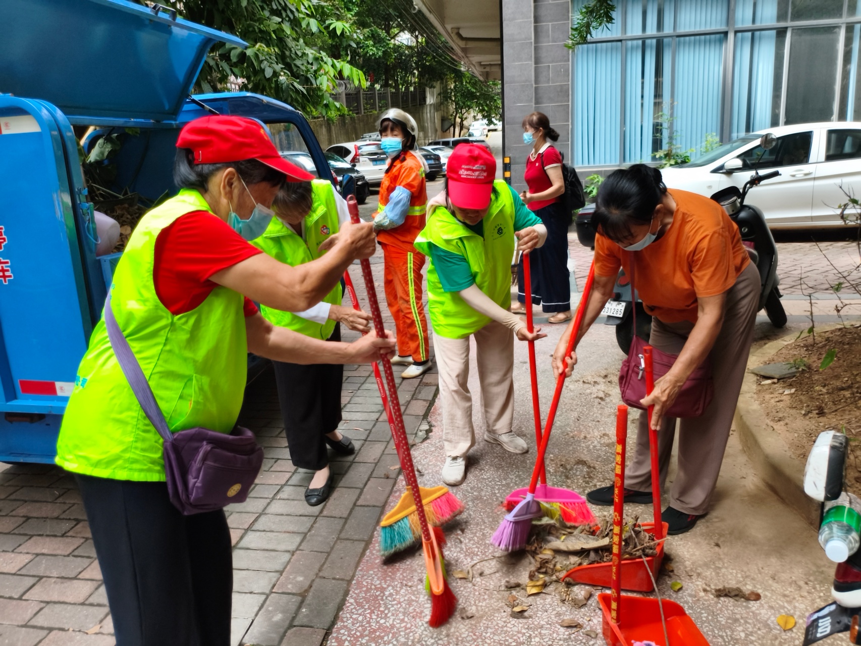 环境整治促文明 文艺宣讲润民心——潘州街道光明社区联合青松志愿服务总队开展系列志愿服务活动-4.jpg