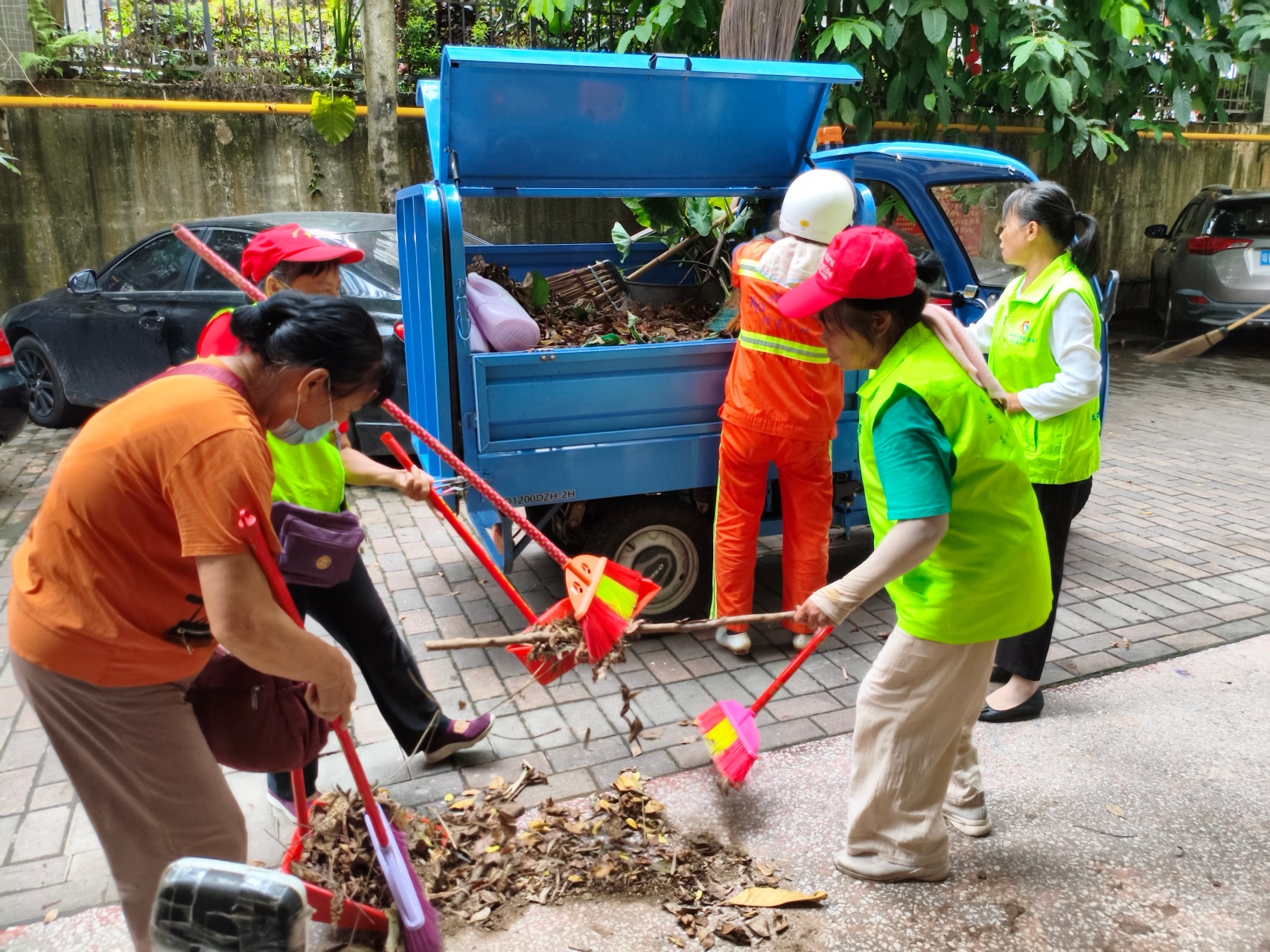 环境整治促文明 文艺宣讲润民心——潘州街道光明社区联合青松志愿服务总队开展系列志愿服务活动-3.jpg