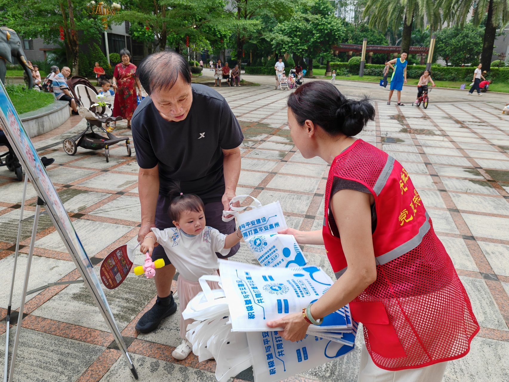 环境整治促文明 文艺宣讲润民心——潘州街道光明社区联合青松志愿服务总队开展系列志愿服务活动-11.jpg