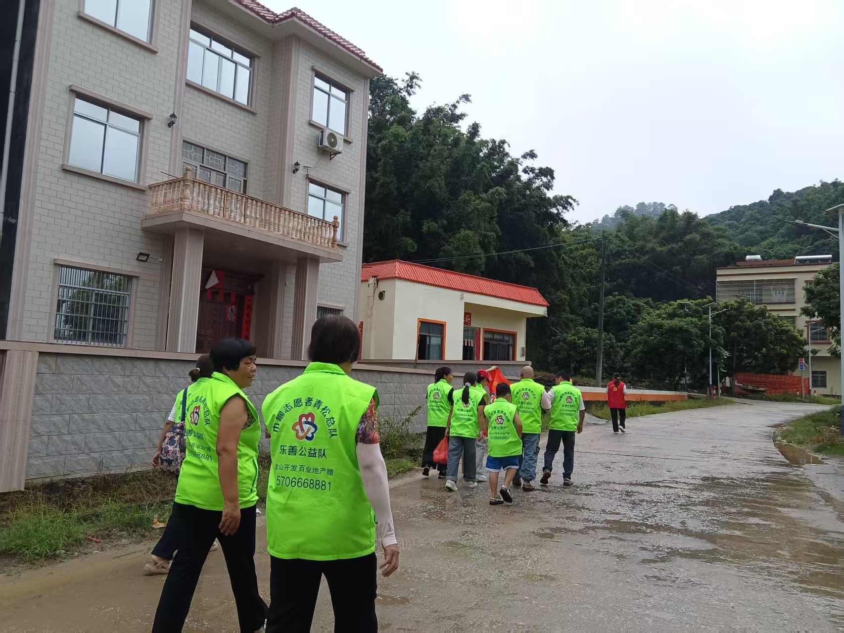 爱心慰问暖人心 公益帮扶渡难关——高州市巾帼志愿者协会青松总队乐善公益队开展困难家庭慰问活动-2.jpg