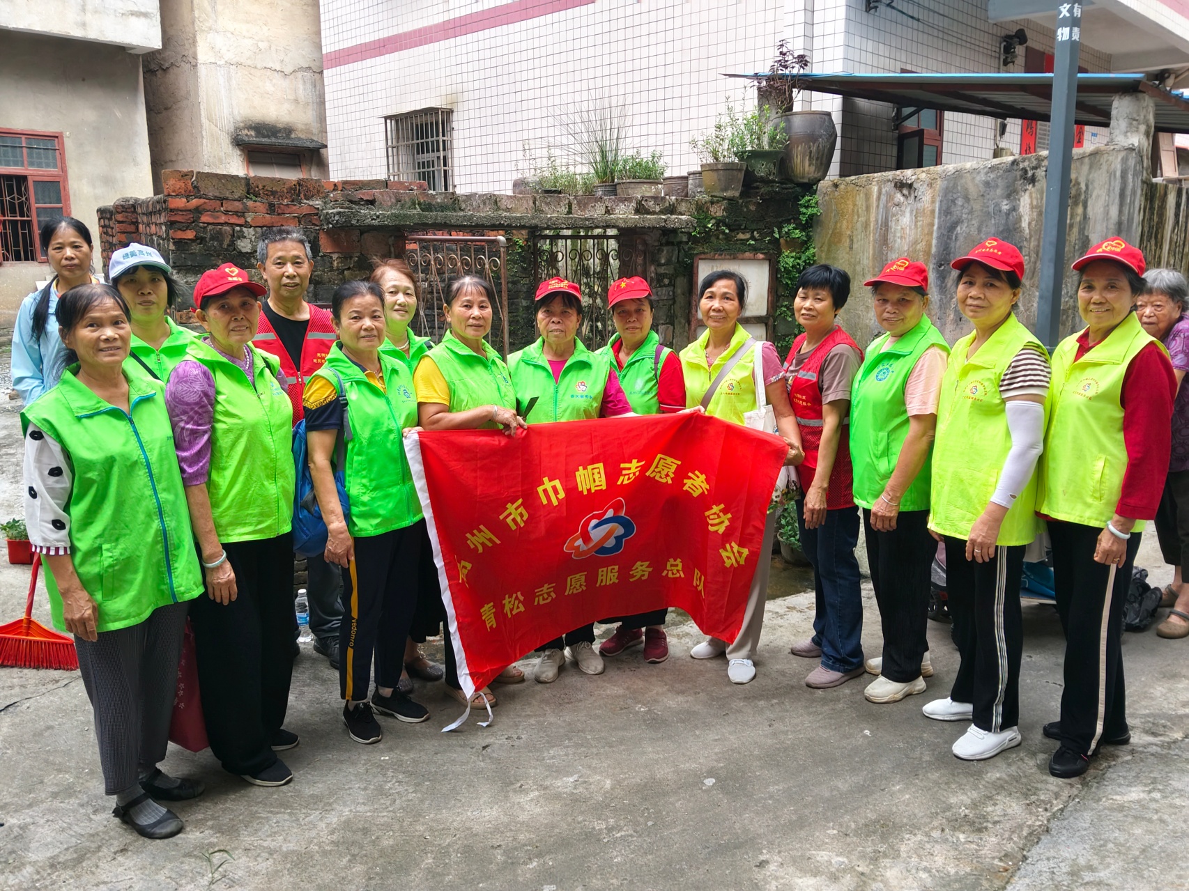 守护历史古迹 清洁美化家园——青松志愿服务总队联合光明社区开展思前井文物保护暨环境卫生整治活动-1.jpg