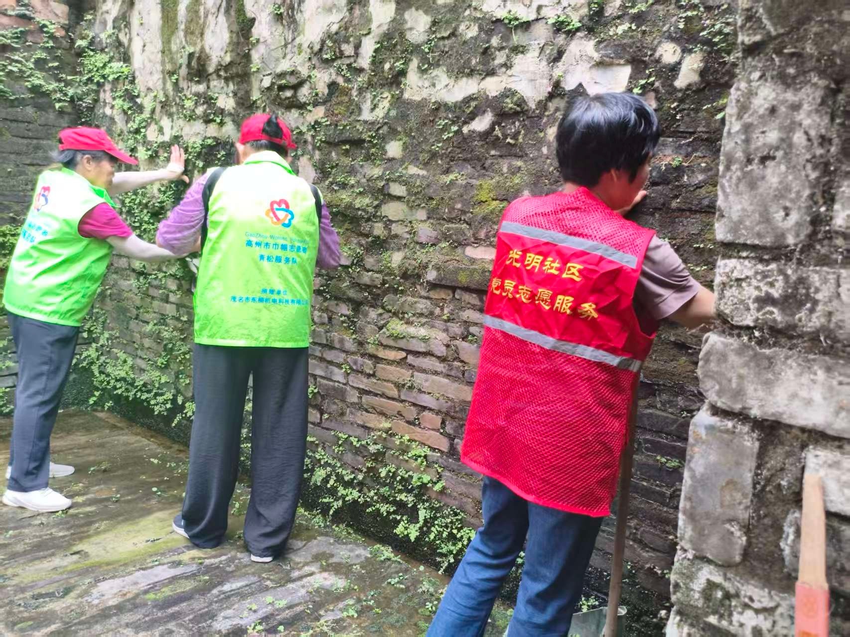 守护历史古迹 清洁美化家园——青松志愿服务总队联合光明社区开展思前井文物保护暨环境卫生整治活动-3.jpg