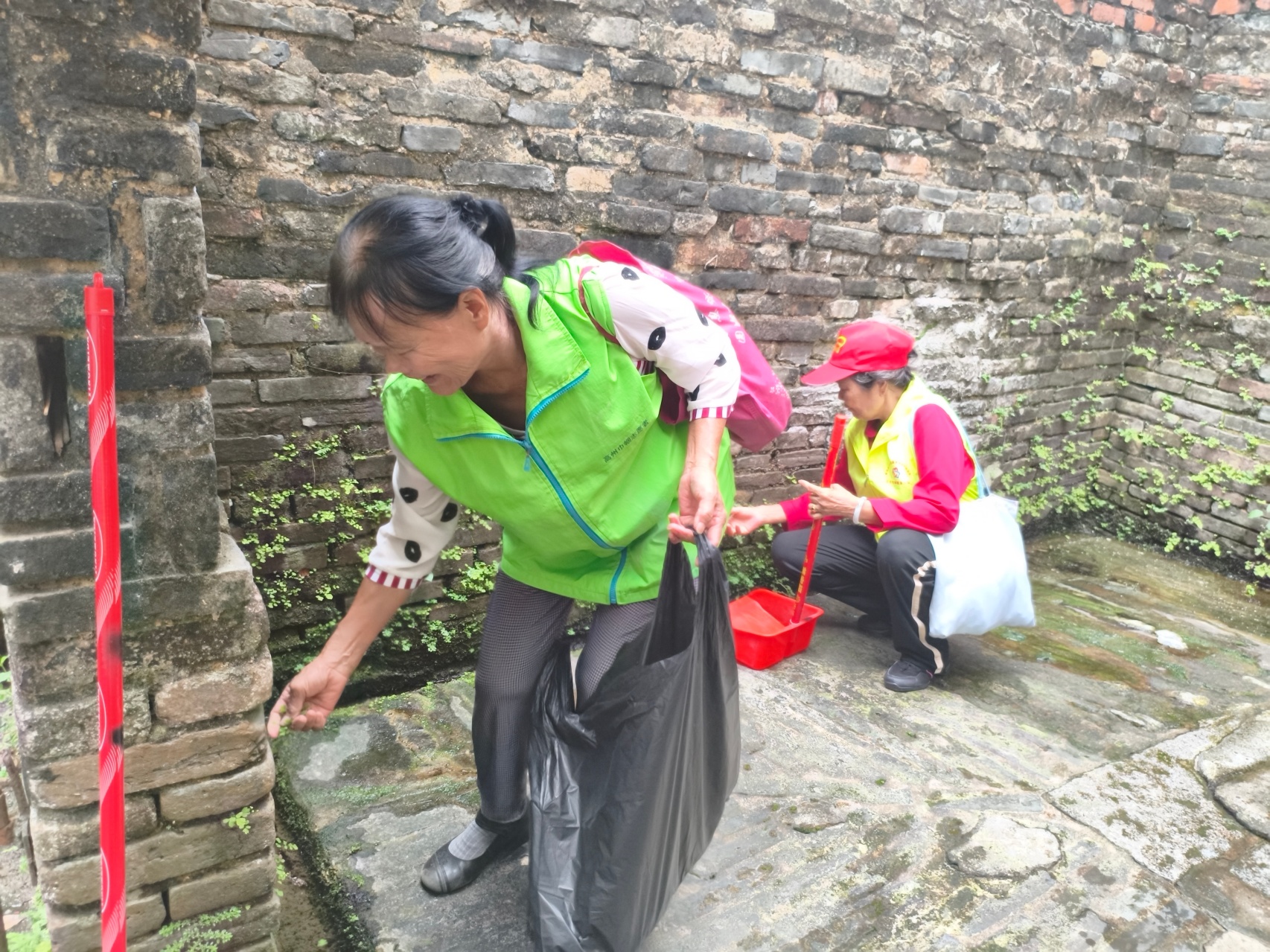 守护历史古迹 清洁美化家园——青松志愿服务总队联合光明社区开展思前井文物保护暨环境卫生整治活动-4.jpg