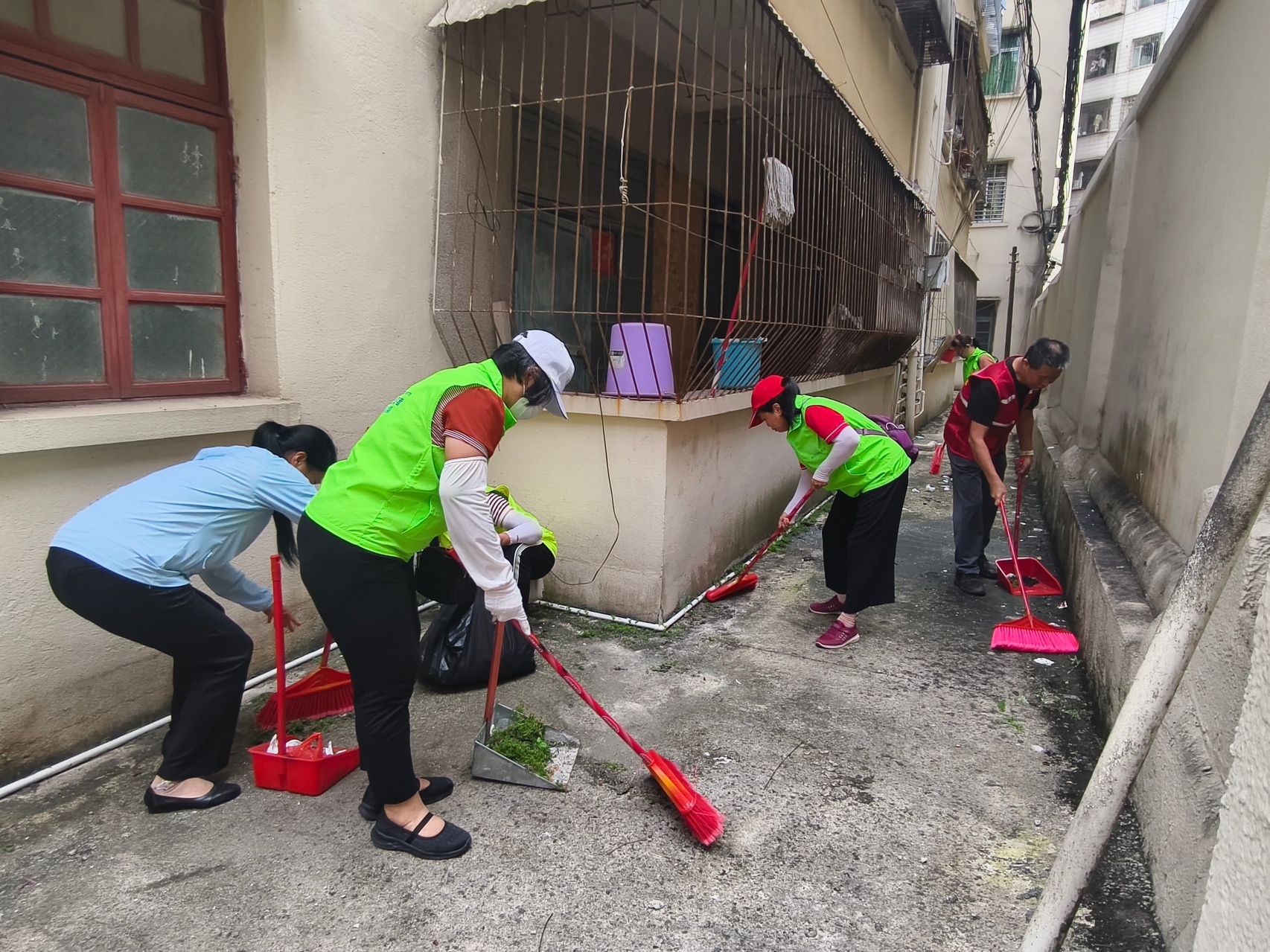 守护历史古迹 清洁美化家园——青松志愿服务总队联合光明社区开展思前井文物保护暨环境卫生整治活动-10.jpg