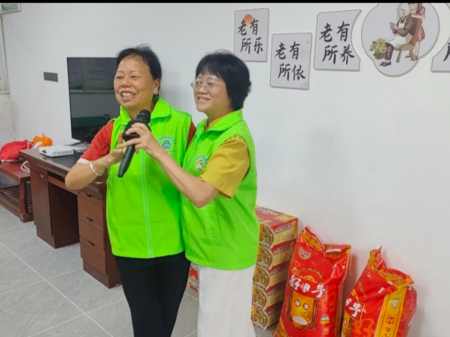 迎中秋·庆国庆，情暖敬老院！高州市巾帼志愿者协会携手爱心企业开展敬老慰问活动-2.jpg