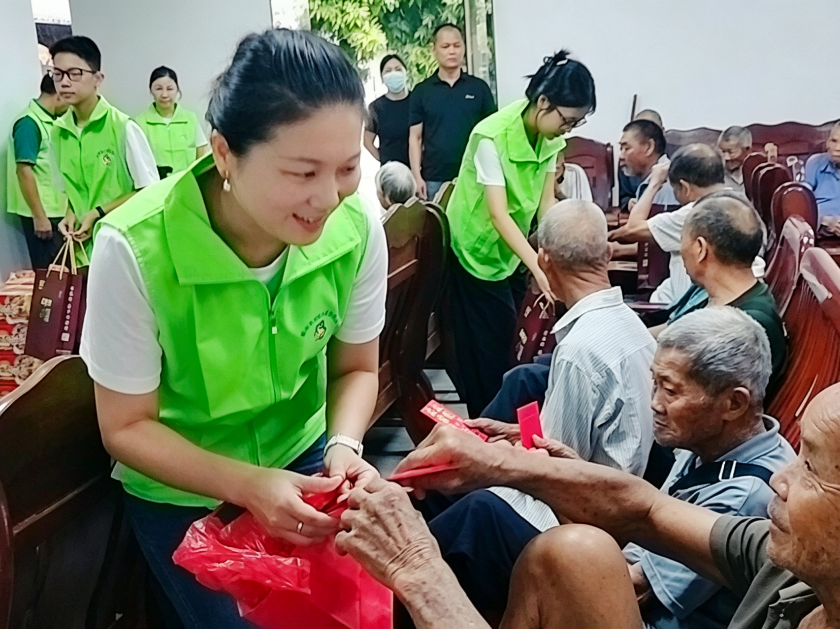迎中秋·庆国庆，情暖敬老院！高州市巾帼志愿者协会携手爱心企业开展敬老慰问活动-5.png