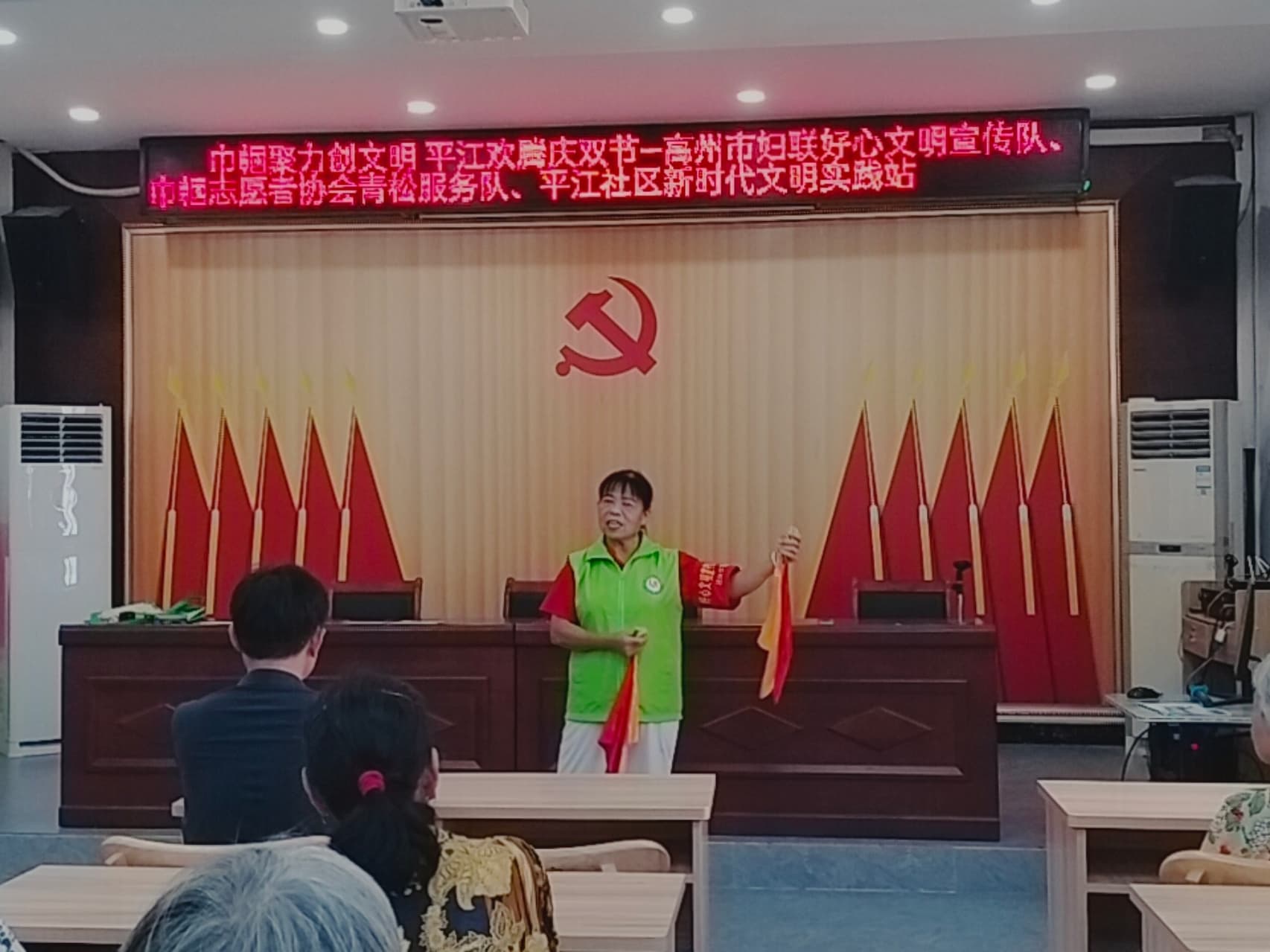 巾帼聚力创文明 平江欢腾庆双节--平江社区开展中秋国庆双节主题文明实践活动-3.jpg