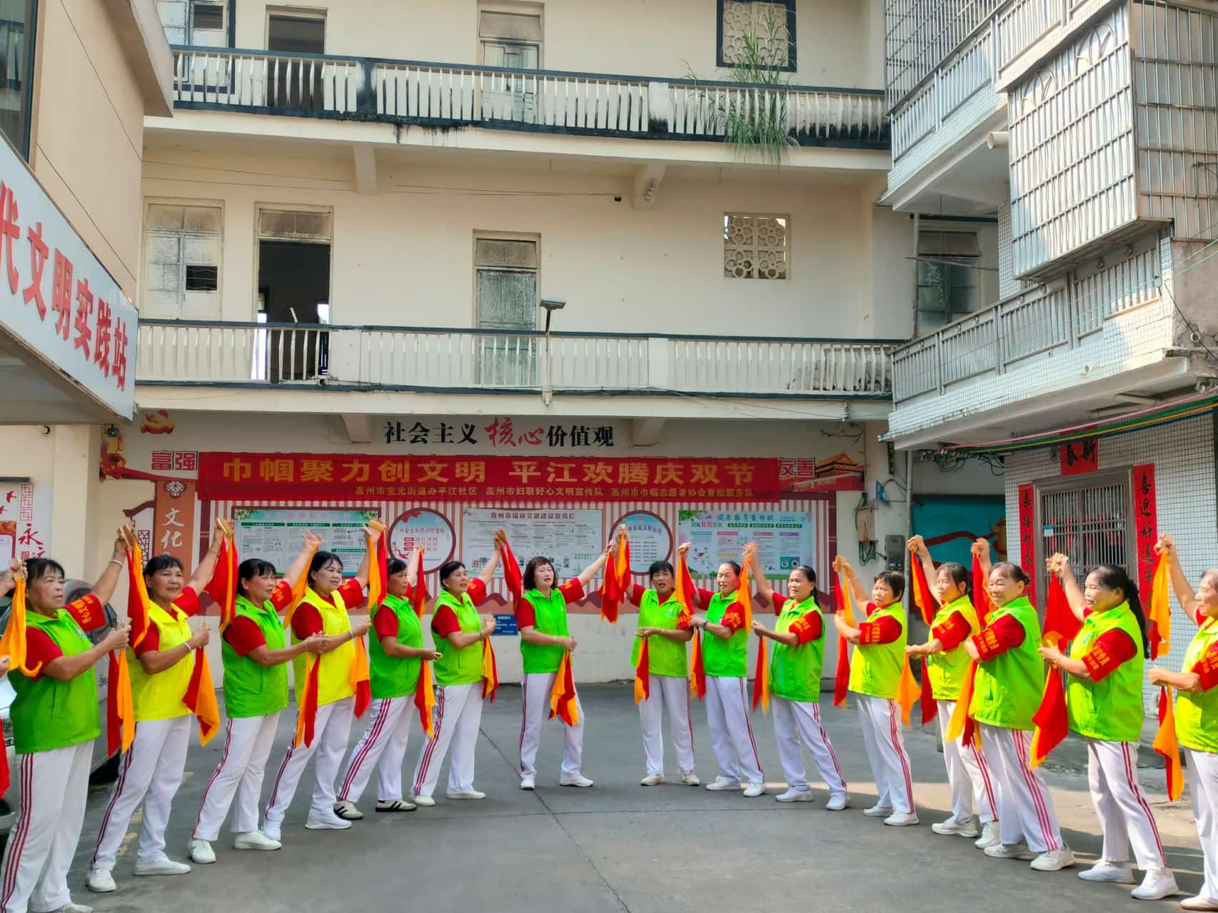 巾帼聚力创文明 平江欢腾庆双节--平江社区开展中秋国庆双节主题文明实践活动-11.jpg