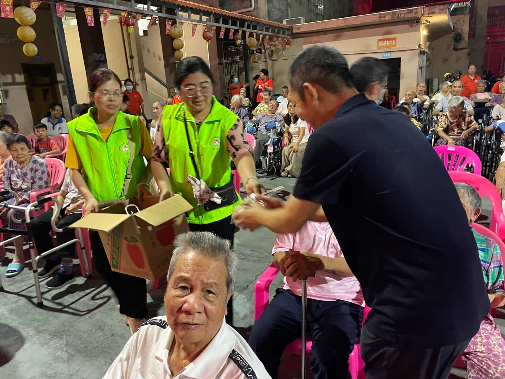 月满中秋•情暖颐养｜巾帼志愿者携手北街颐养院共庆双节-14.jpg