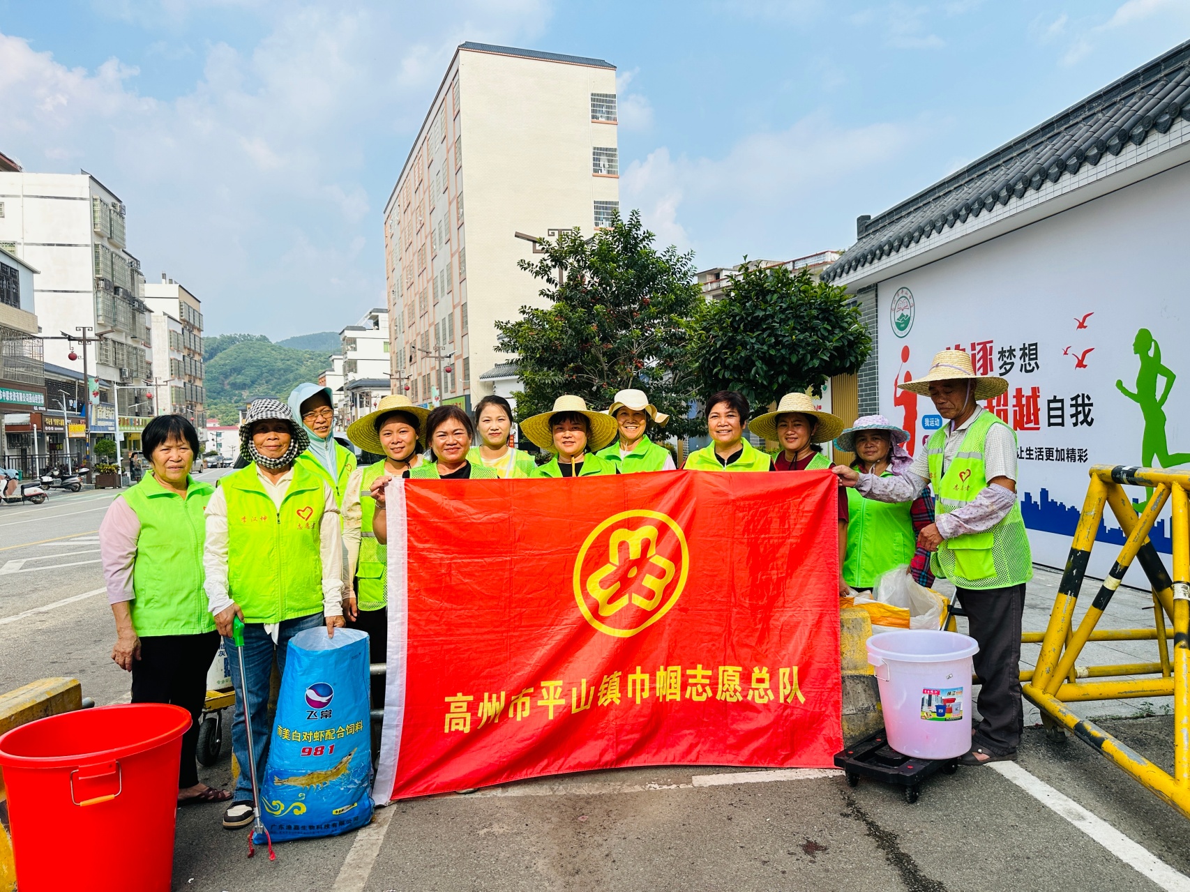 一瓢清水润绿树 巾帼志愿护家园！平山镇开展植绿护绿志愿服务活动-1.jpg