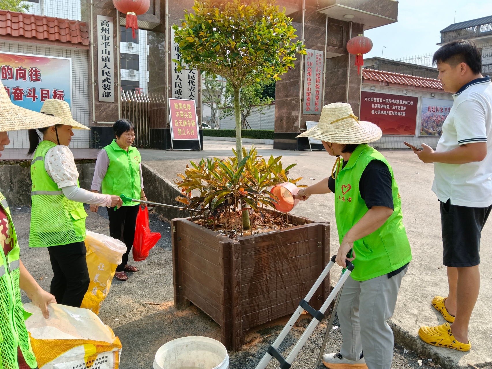 一瓢清水润绿树 巾帼志愿护家园！平山镇开展植绿护绿志愿服务活动-9.jpg