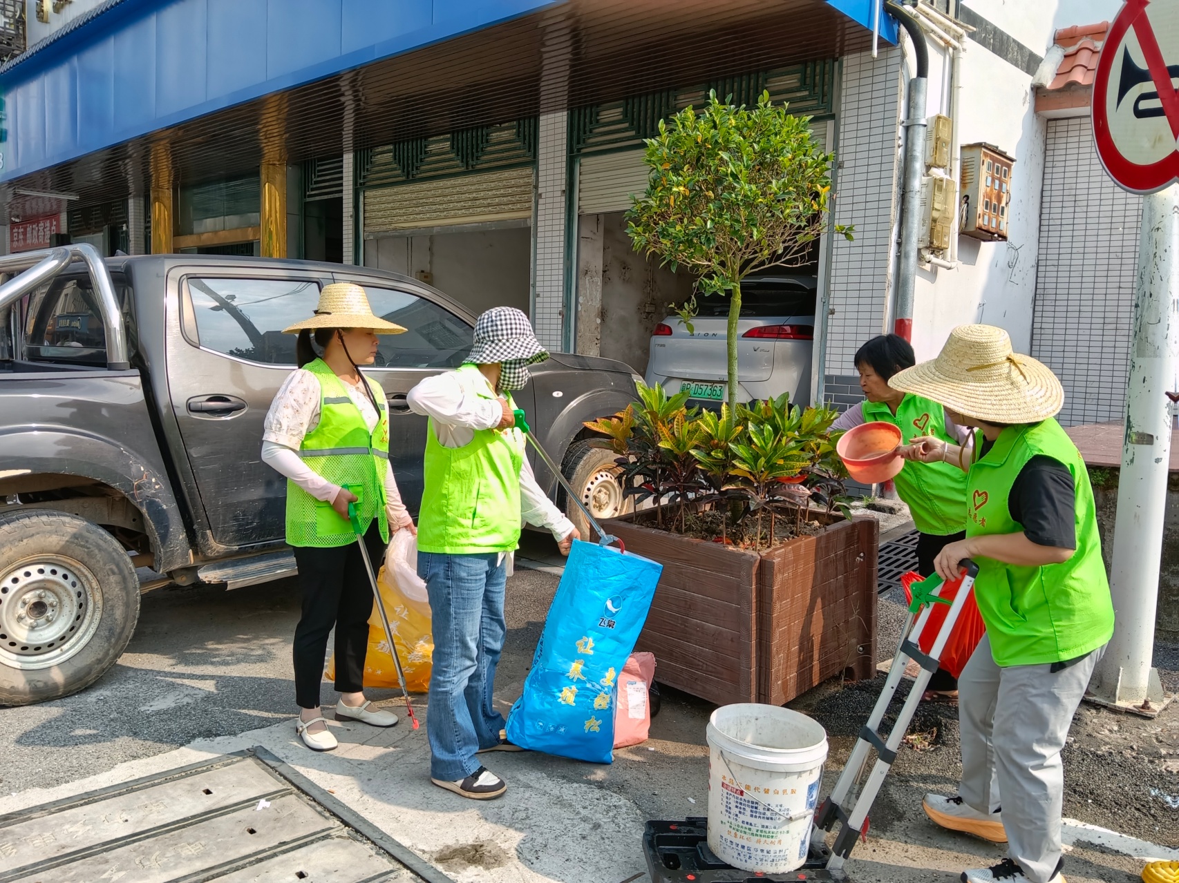 一瓢清水润绿树 巾帼志愿护家园！平山镇开展植绿护绿志愿服务活动-10.jpg