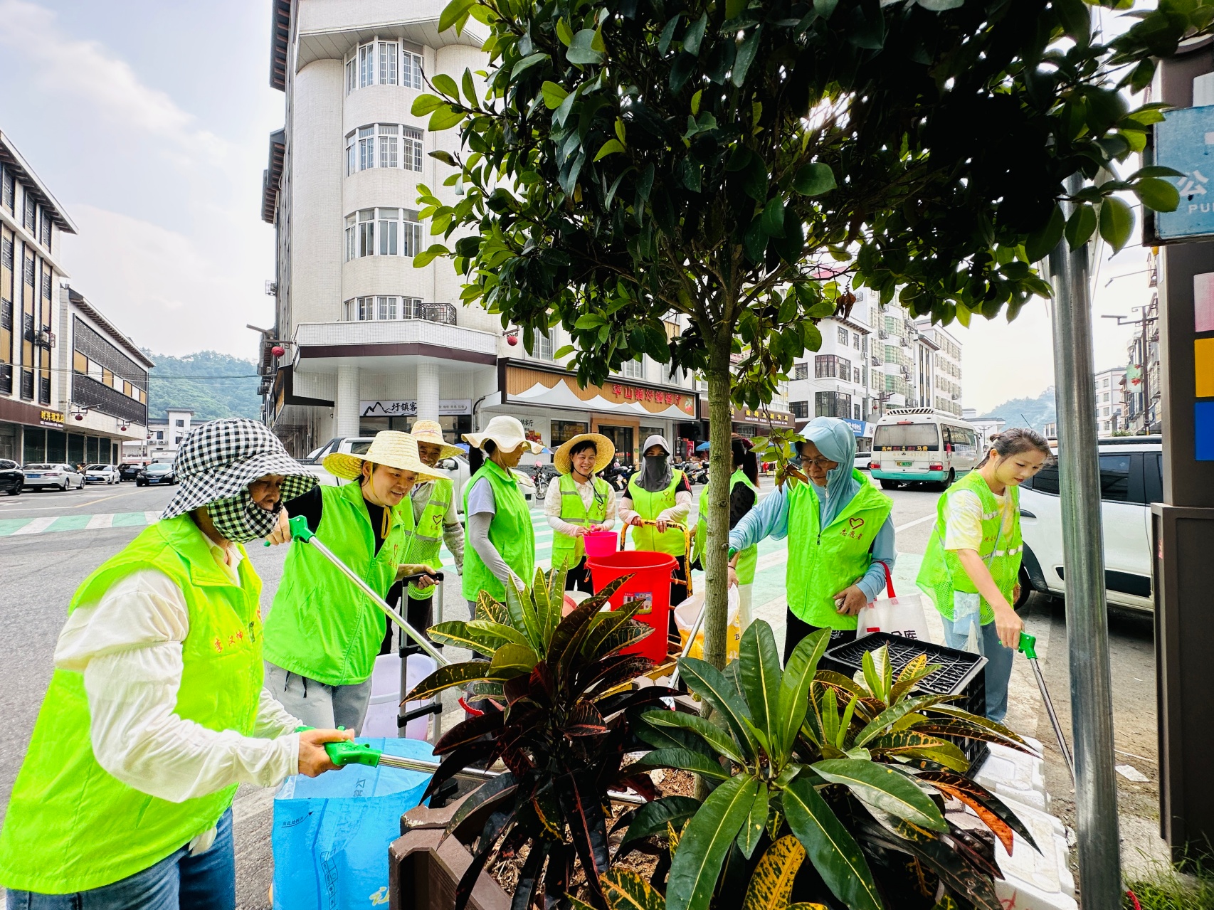 一瓢清水润绿树 巾帼志愿护家园！平山镇开展植绿护绿志愿服务活动-5.jpg