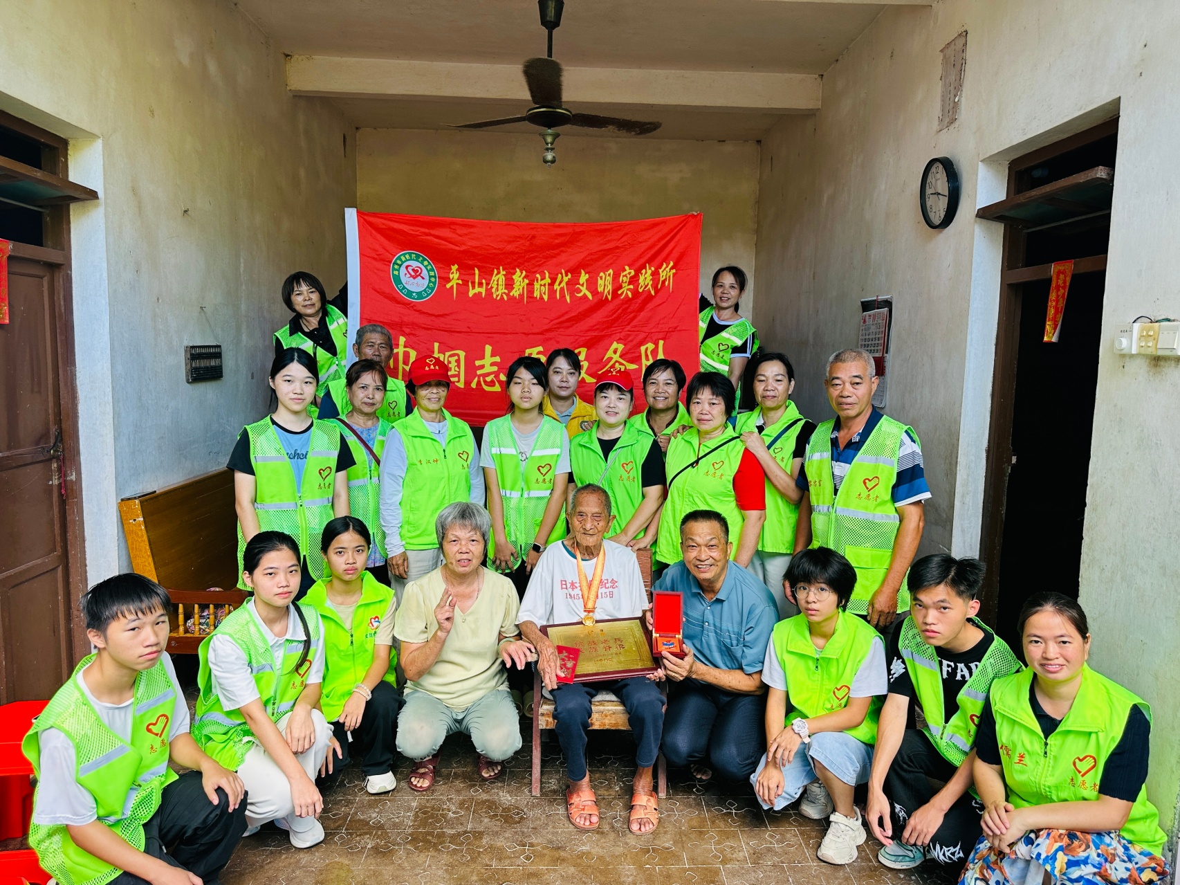 重阳致敬百岁老兵 赓续红色爱国薪火｜平山镇巾帼志愿队开展重阳暖心走访慰问活动