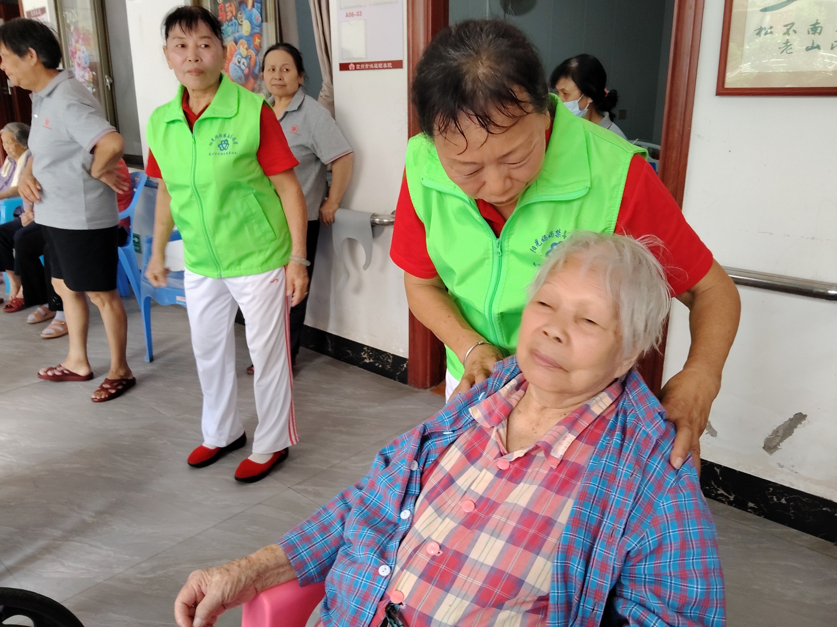 情暖重阳 爱在颐养院——高州市巾帼青松总队、老体协秧歌腰鼓舞专委会开展敬老慰问活动-2.jpg