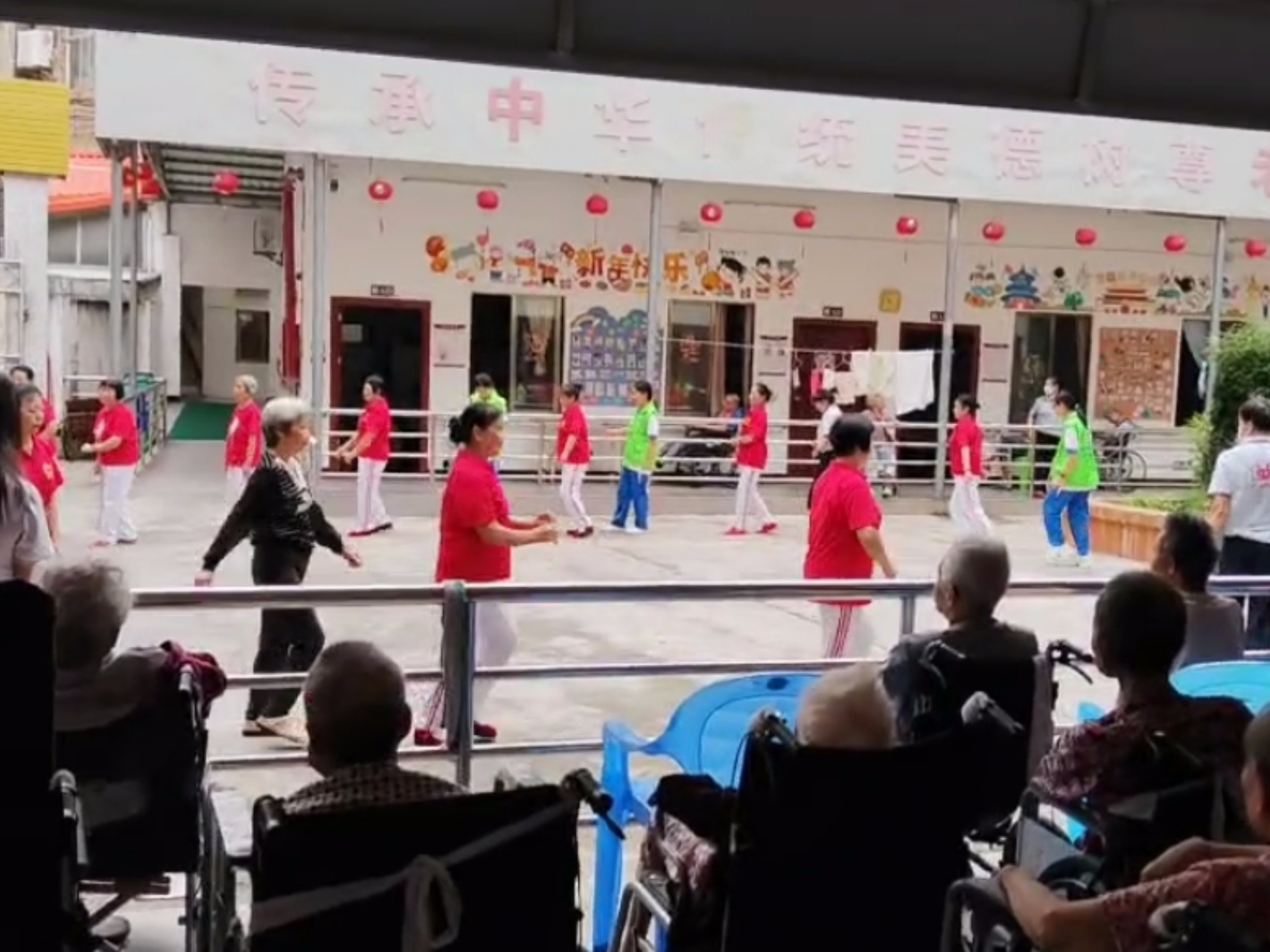 情暖重阳 爱在颐养院——高州市巾帼青松总队、老体协秧歌腰鼓舞专委会开展敬老慰问活动-4.jpg